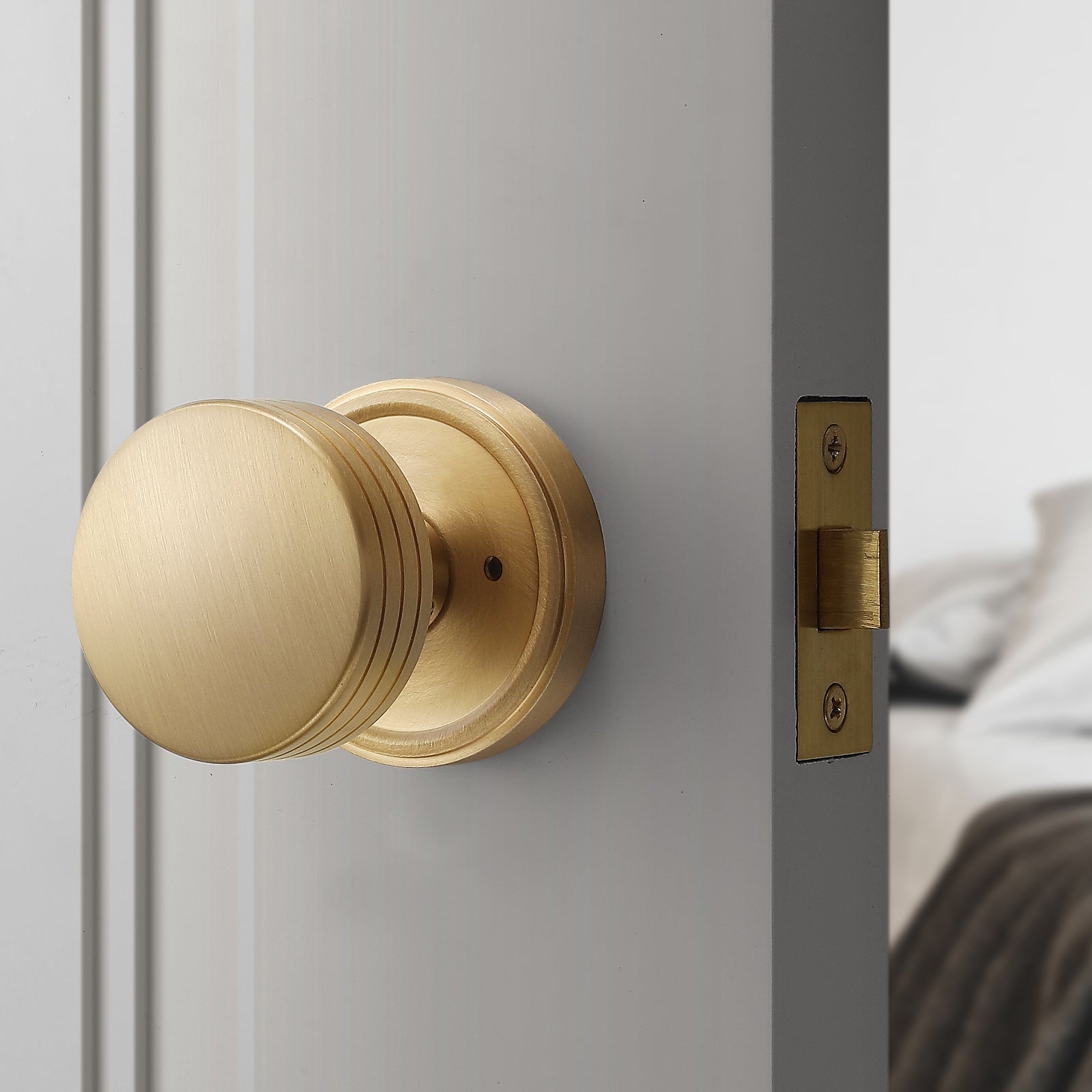 Minimalist Brass Passage Door Knobs – Decorative Groove Design, Brushed Brass Finish, 60mm Fixed Backset for for Hallway, Closet, Guest Room (Brushed Brass, Passage-2.375 in)