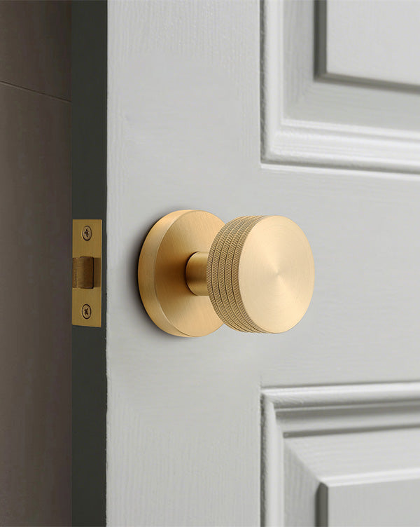 Knurled Brass Privacy Door Knob – Industrial Style Grip Handle, Solid Brass Build, Brushed Finish – 60mm Latch for Bedroom & Bathroom (Brushed Brass, Privacy-2.375 in)