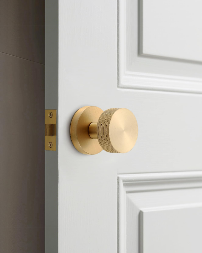 Knurled Brass Privacy Door Knob – Industrial Style Grip Handle, Solid Brass Build, Brushed Finish – 60mm Latch for Bedroom & Bathroom (Brushed Brass, Privacy-2.375 in)