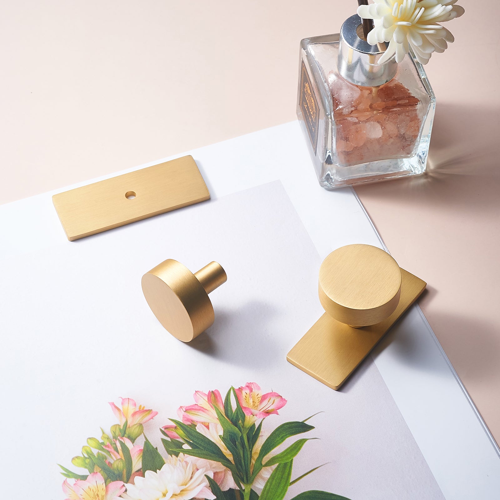 Brass cabinet handles (with base), modern brushed gold hardware handles, suitable for dressing table drawers, furniture, bedroom and kitchen cabinets.